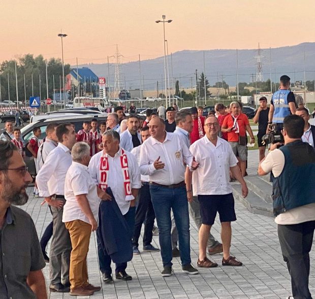 FOTO. Premierul maghiar Viktor Orban a ajuns în Secuime și a fost aclamat de tot stadionul la meciul lui Sepsi Sfântu Gheorghe. Partida n-a fost transmisă pe niciun post TV din România