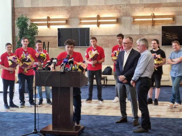 Elevii români care s-au clasat pe locul 5 în lume la Olimpiadă Internaţională de Matematică s-au întors acasă: „Fără muncă nu ajungi nicăieri”