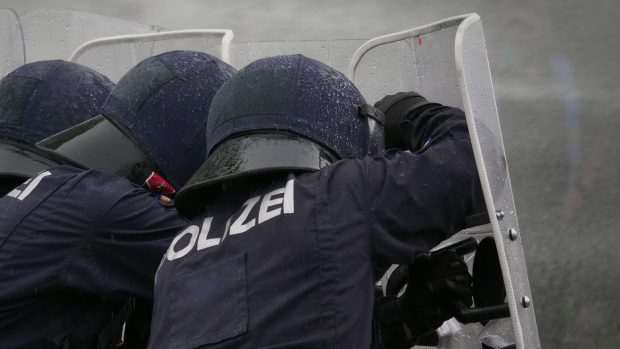 Poliția a arestat un tânăr suspectat de terorism, după ce amenințase că „va tăia capul polițiștilor”, în Austria. Mama lui a călcat cu mașina doi agenți ai trupelor speciale
