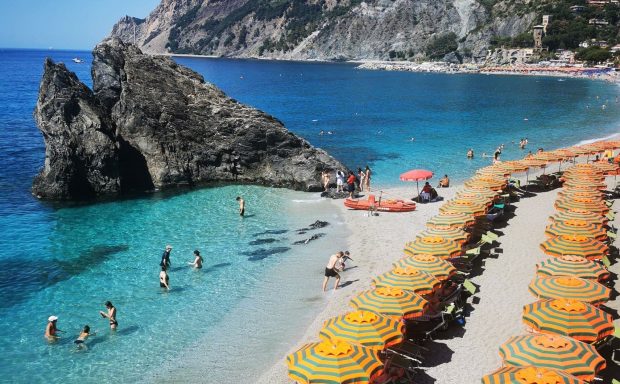 „La dolce vita este în pericol.” Schimbarea pe care vrea să o facă guvernul italian privind plajele din țară