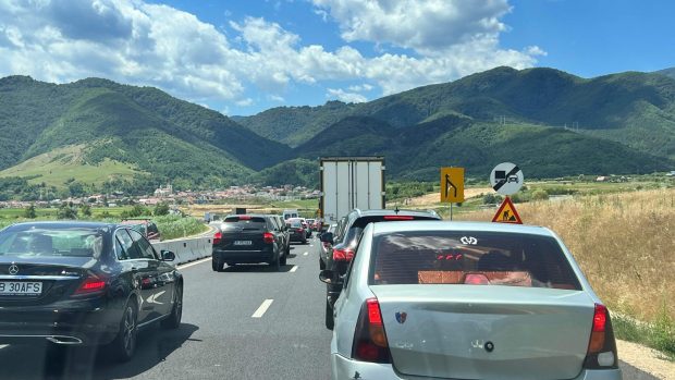 Coloană de mașini de 10 kilometri pe Valea Oltului, după ce o fetiță a fost lovită de o mașină