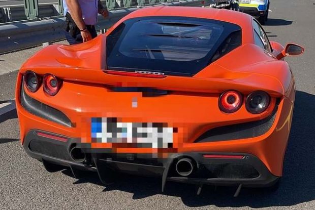 Ferrari depistat cu 230 km/oră pe A1, în Timiş. Şoferul a fost amendat și a rămas fără permis pentru patru luni