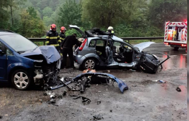 Accident grav în Cluj. O tânără a murit şi alte trei persoane au ajuns la spital după ce două mașini s-au ciocnit