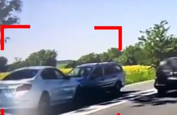 Momentul impactului în accidentul cu 4 morți de pe DN2. Șoferul vinovat, depășire cu BMW-ul pe linie dublă continuă