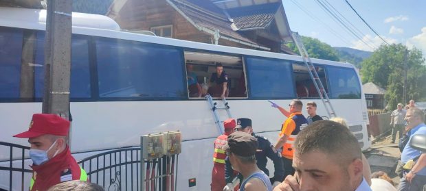 Accident grav în Maramureș: un autocar cu 51 de polonezi a intrat în gardul unei case. Sunt 8 răniți, a fost activat planul roșu