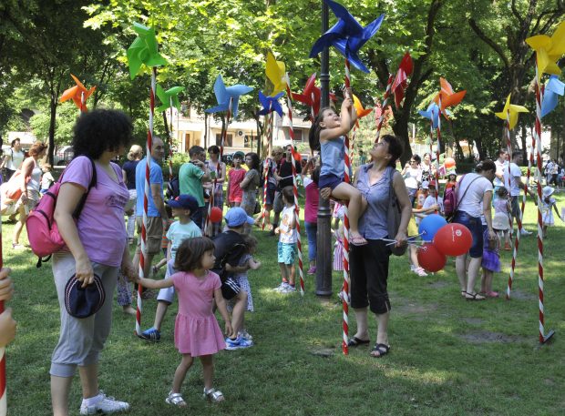 Despre scandalul copiilor care fac gălăgie în public. Psiholog: „Copilul e făcut să exploreze și rolul nostru e să-l învățăm să o facă fără să-l deranjeze pe celălalt”