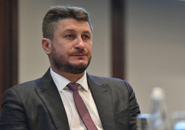 INTERCEPTĂRI TELEFONICE. Doi directori de la instituții diferite se chinuiesc să scape de două funcționare incomode pentru PNL: „Cât îi dăm? Cum motivăm?”