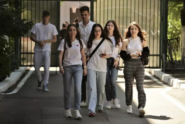 O elevă de 10 la Bac vorbește despre inegalitățile dintre școala făcută la București și cea din provincie și despre viitorul său: „Mi-aș dori să pot ajuta aici, nu să fug în altă parte”