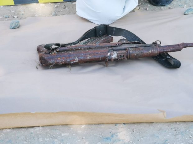 Pistolul mitralieră și muniția furate de la un militar în luna martie, găsite la 200 de metri de unitatea militară din Mamaia-Sat, sub o saltea