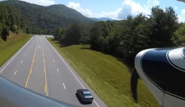 Momentul în care un pilot face o aterizare de urgență miraculoasă, ferindu-se de mașini pe o autostradă