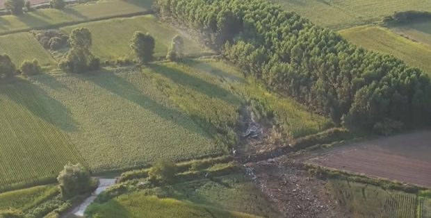 Primele imagini de la locul prăbușirii avionului cargo în Grecia. „O substanță albă de origine necunoscută”, găsită în zonă