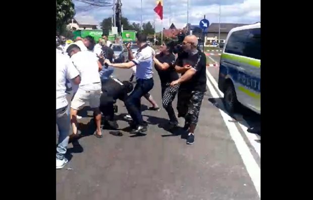 Cinci polițiști bătuți la înmormântarea unei fetițe de 13 ani ucise pe trecerea de pietoni, la Târgoviște | VIDEO
