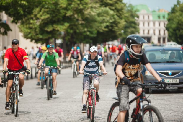 Protest pe bicicletă la Iași, față de scumpirea carburanților: „Nu scade prețul dacă ne plimbăm două ore cu mașina prin oraș, claxonăm, iar la final ne oprim tot la benzinărie”