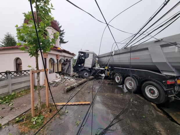 Un TIR a intrat cu viteză în capela unei biserici din Titu. Momentul a fost surprins de camere