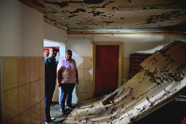Termoizolația de la tavanul unui bloc din Sectorul 2 s-a prăbușit. Blocul a fost reabilitat acum 5 ani