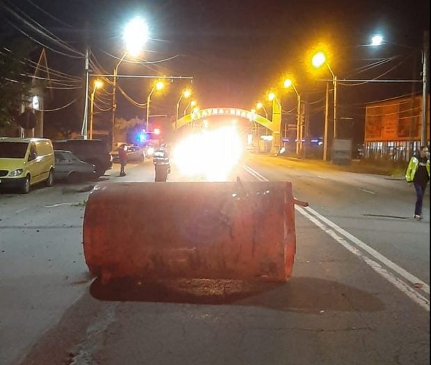 Un boiler de câteva zeci de kilograme a ajuns în mijlocul DN 15, la ieșire din Piatra Neamț, în urma unei explozii