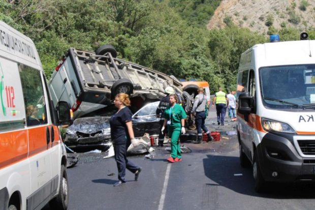 Doi copii mici și părinți lor, nevătămați într-un BMW strivit de o dubă. Un șofer român de TIR, victimă a acidentului din Bulgaria