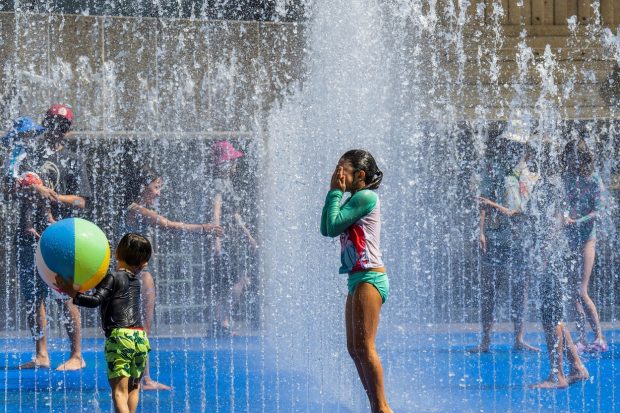 Marea Britanie se topește la peste 40 de grade Celsius. Cum își petrec englezii ziua cu cele mai mari temperaturi din istorie