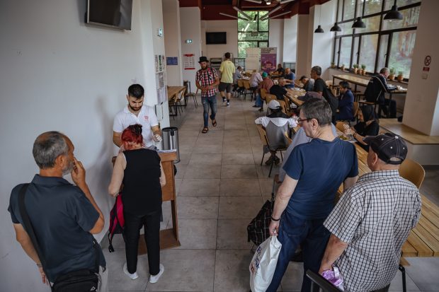 Reportaj. Scumpirile îi fac pe sute de bucureșteni să meargă la cantinele sociale după mâncare. „O bucată de brânză la două săptămâni, carnea e lux”