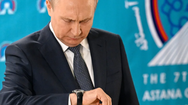 Vladimir Putin a renunțat la ceasurile elvețiene și poartă unul „patriotic”, produs în Rusia. Cât costă
