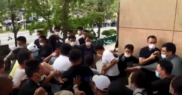 Bătaie în fața unei bănci din China, unde oamenii au mers să protesteze că nu își pot retrage banii din conturi | VIDEO
