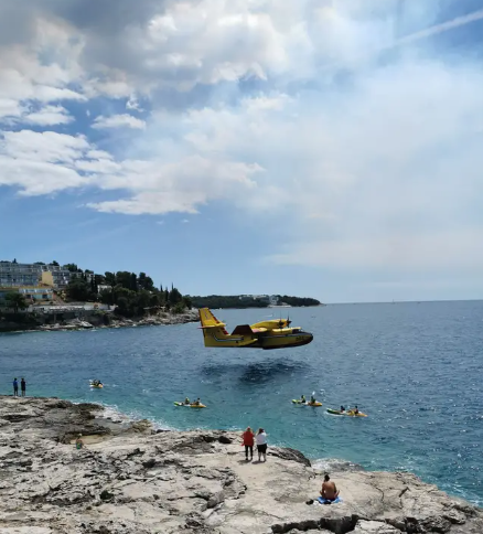 „Așa arată apocalipsa!”. Zeci de hectare de teren arse, case distruse și mașini scrum, după incendiile de lângă o renumită stațiune croată de vacanță