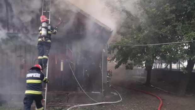 Un bărbat și-a dat foc la casă, apoi a sunat la 112 și a chemat pompierii să stingă incendiul, în Botoșani