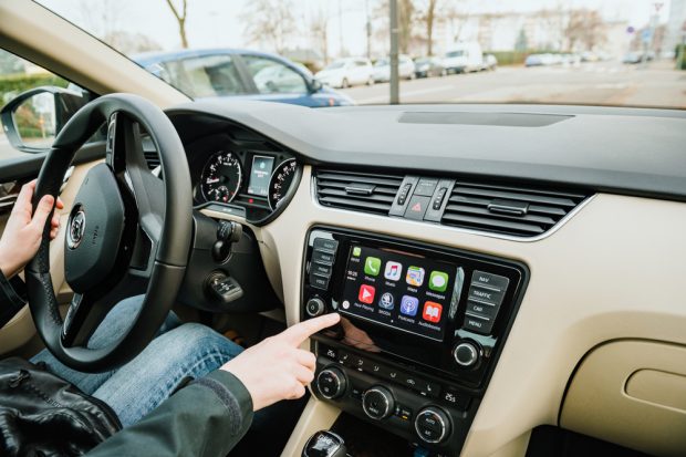 Ce sunt Android Auto şi Apple CarPlay