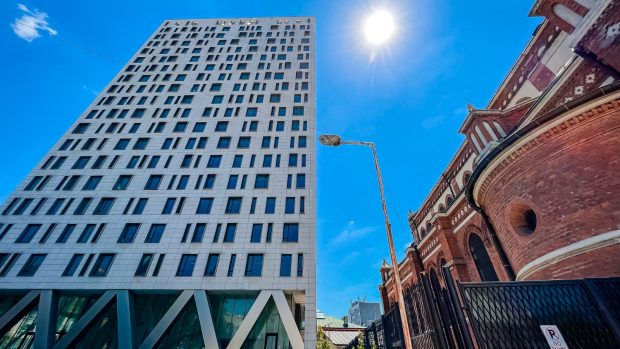 Tribunalul Bucureşti a suspendat dispoziţia lui Nicuşor Dan de demolare a Cathedral Plaza. Plângere penală împotriva edilului