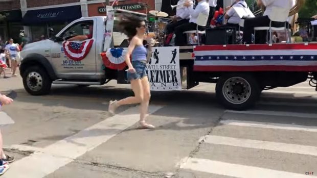 Atac armat la parada de 4 iulie din Highland Park, Chicago. Sunt 6 morți și peste 30 de răniți