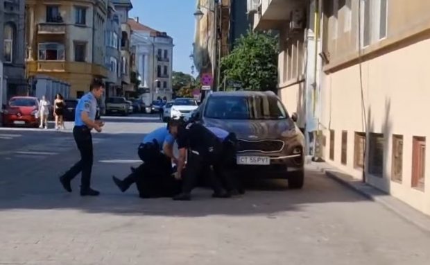 VIDEO | Călugăr din Constanța, scandal cu Poliția pe stradă. A fost pus la pământ și încătușat. Ce spune Arhiepiscopia