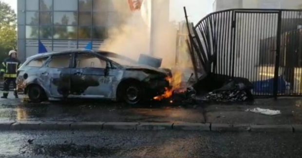 O mașină a luat foc, după ce s-a izbit de o țeavă de gaz, la Cluj | VIDEO
