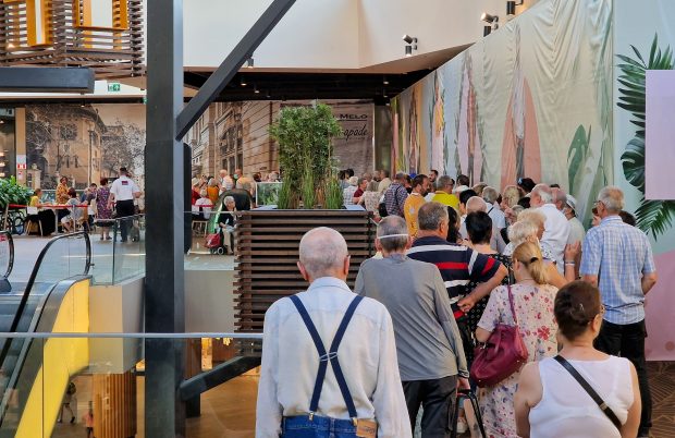 Coadă la recenzare de 6-7 ore, într-un mall din sectorul 3. Oamenii se tem de amenzi. „Eu am făcut cozile lui Ceaușescu. Îmi ajunge!”