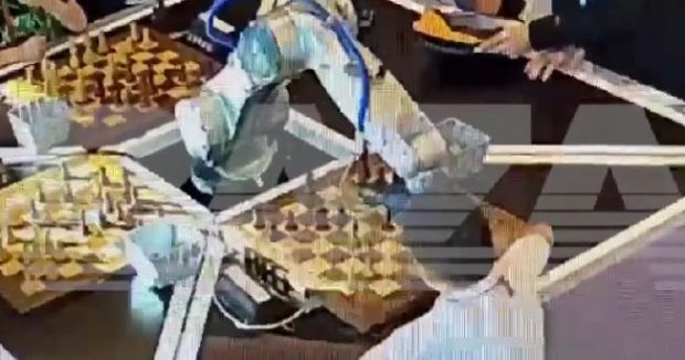 Un robot a rupt degetul unui copil de 7 ani în timpul unei competiții de șah