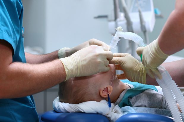 O reacție alergică rară la un medicament i-a ars 70% din suprafața corpului unui copil de nouă ani. Cum l-au salvat medicii