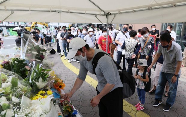 Japonezii au format cozi la locul unde a fost asasinat Shinzo Abe. Oamenii merg să depună flori în memoria fostului premier
