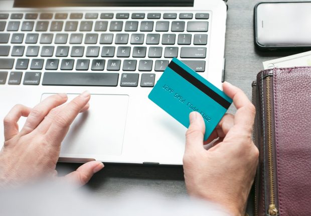 De ce tot mai mulți români aleg să cumpere produse online?