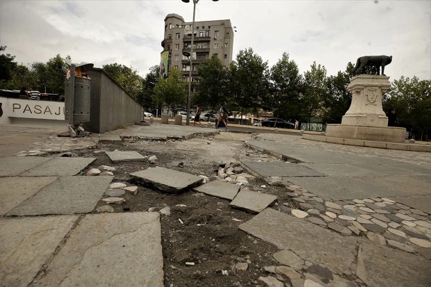 Centrul Capitalei a devenit kilometrul zero al gropilor și trotuarelor distruse. Cum arată zona din fața magazinului București, unde Nicușor Dan și-a lansat candidatura