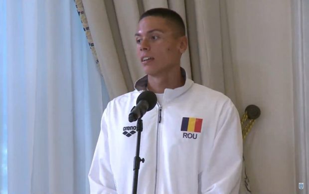 David Popovici, decorat de Klaus Iohannis cu gradul de „cavaler”: „Rezultatele obligă autoritățile să facă din sport o prioritate”