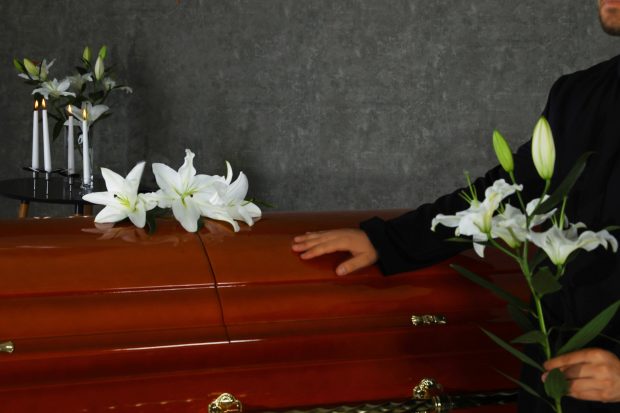 De ce se leagă picioarele mortului