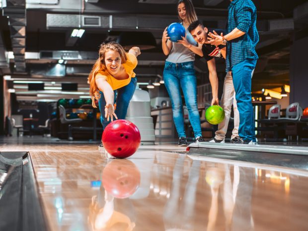 Care este diferenţa dintre bowling și popice. Unde se poate juca bowling în Bucureşti