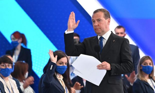 Fostul președinte rus Dmitri Medvedev amenință cu arma nucleară lumea întreagă. Cu o condiție