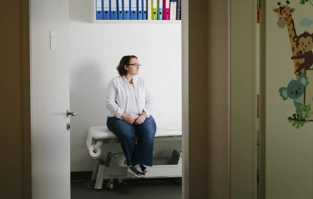 O doctoriță amenințată luni de zile cu moartea de anti-vaciniști a fost găsită fără viață în cabinetul ei, în Austria