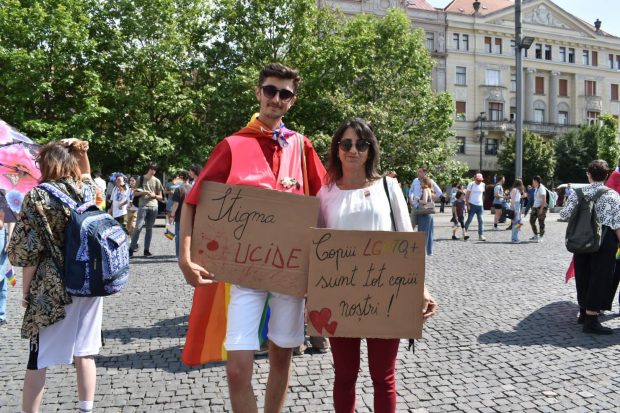 „Pe Dumnezeu nu pot să pun mâna, pe fiul meu, da”. Lecția iubirii necondiționate a unei mame din Bistrița pentru fiul ei gay