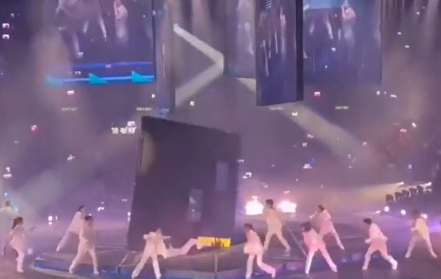 Incident șocant la Hong Kong. Un ecran video uriaș de pe scenă a căzut peste dansatori, în timpul unui concert