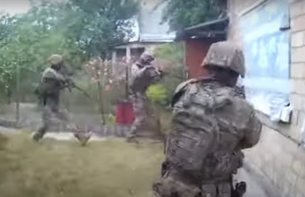 Ucrainenii au filmat momentul când trupele speciale au eliberat cinci bărbați capturați de ruși în Herson