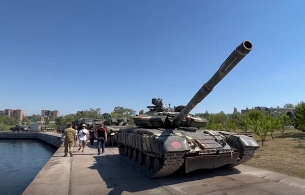 Rușii au făcut expoziție cu armele și echipamentele militare capturate la Azovstal, în Mariupol: „Puști cu lunetă care sunt folosite de NATO”