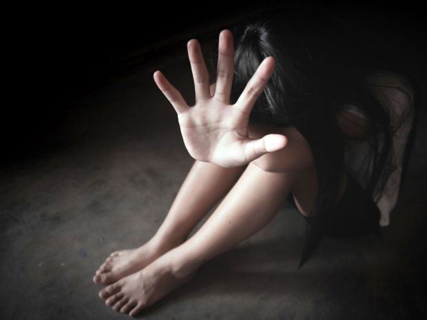 Fata de 13 ani abuzată sexual de un recidivist a fost găsită drogată, iar procurorii susțin că „a consimțit”