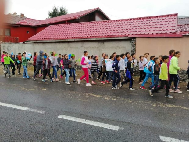 Educatoarea care îi învață pe copiii romi să-și accepte etnia: „Încerc să le insuflu speranța și încrederea în educație”