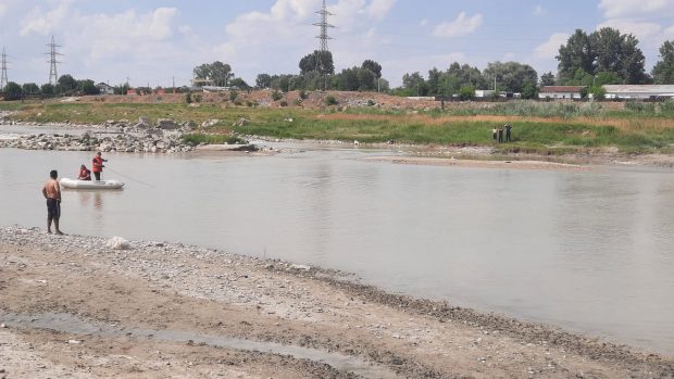 Un băiat de 18 ani a murit înecat în râul Moldova, încercând să-și salveze sora. Fata a decedat la spital